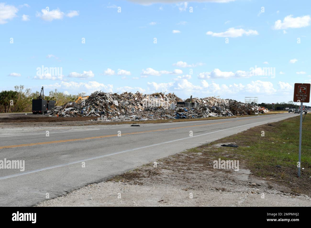 Lovers Key, FL, USA--4 novembre 2022--Un luogo di detriti è istituito per raccogliere i detriti dalle aziende di rimozione dei detriti contratti. Jocelyn Augustino/FEMA Foto Stock