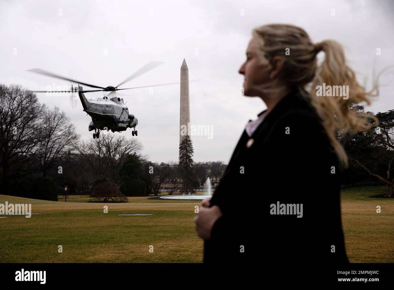 Washington, Stati Uniti. 31st Jan, 2023. Marine One decollo dal prato sud della Casa Bianca con il Washington Monument visto dietro, come un membro del Servizio Segreto degli Stati Uniti sta vicino, a Washington, DC, USA, 31 gennaio 2023. Biden si reca a New York per formulare osservazioni sulla Legge Bipartisan sulle infrastrutture. Credit: Sipa USA/Alamy Live News Foto Stock