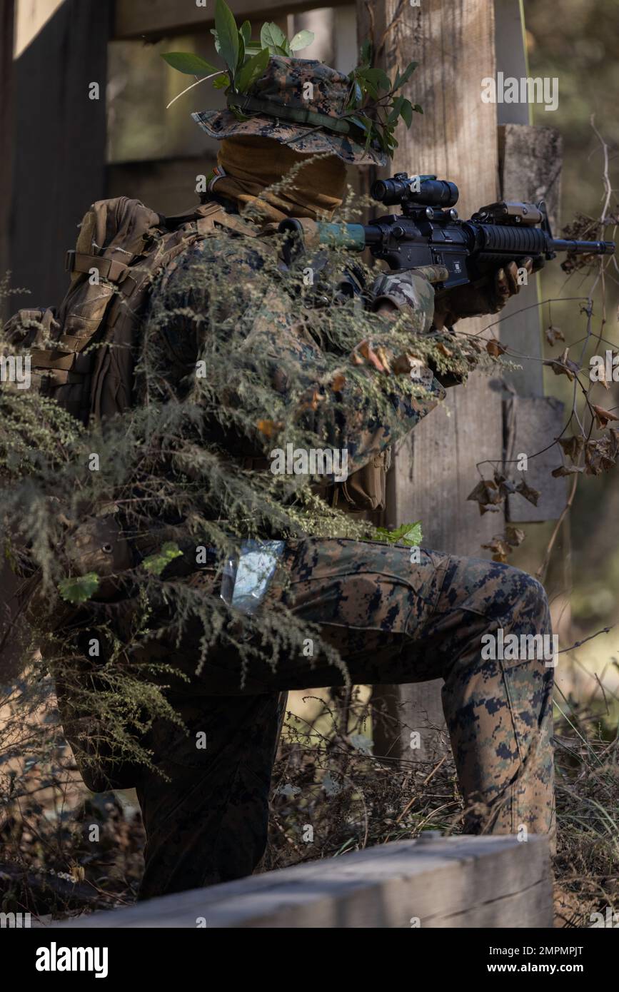 STATI UNITI Marine Corps Sgt. Thomas Ward, Combat Engineer, Marine Wing Support Squadron (MWSS) 273, Marine Air Control Group 28, 2nd Marine Aircraft Wing (MAW), pubblica sicurezza durante una pattuglia di ricognizione di un ponte a ft. Stewart, Georgia, 4 novembre 2022. Durante l'operazione di addestramento sul campo, MWSS-273 ha ricevuto una formazione per migliorare la letalità supportando al contempo gli elementi distribuiti in avanti di 2nd MAW. Foto Stock