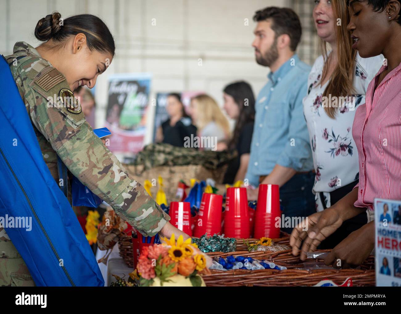 NEGLI STATI UNITI Air Force Airman raccoglie opuscoli dai venditori locali durante il picnic Military Appreciation presso la Shaw Air Force base, S.C., 4 novembre 2022. La Camera di Commercio di Sumter maggiore ha ospitato il picnic come espressione di gratitudine ai membri militari e di integrare ulteriormente Shaw AFB come parte della comunità locale di Sumter. Foto Stock