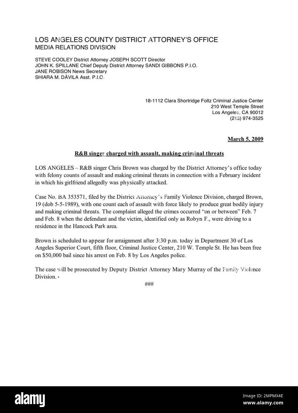 Secondo l'ufficio del procuratore del distretto della contea di Los Angeles, il cantante R&B Chris Brown è stato accusato di conteggi di assalto e di minacce criminali in relazione a un incidente di febbraio in cui la sua ragazza presumibilmente è stata attaccata fisicamente. Brown, 19 anni, è stato accusato di un conteggio ciascuno di assalto con la forza che potrebbe produrre grandi lesioni corporee e fare minacce criminali. La denuncia asseriva che i crimini si sono verificati 'tra il 7 febbraio e il 8 febbraio quando l'imputato e la vittima, identificata solo come Robyn F., stavano guidando in una residenza nella zona di Hancock Park di Los Ang Foto Stock