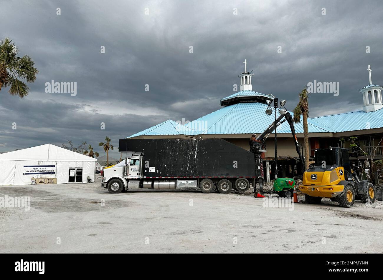 Fort Myers Beach, Florida, USA--11/05/22--gli sforzi di ripulitura dell'ultimo minuto avvengono al di fuori di un FEMA-state Disaster Recovery Center apre a Fort Myers Beach. Le operazioni di recupero continuano dopo che l'uragano Ian ha colpito l'area il 28 settembre. Jocelyn Augustino/FEMA Foto Stock