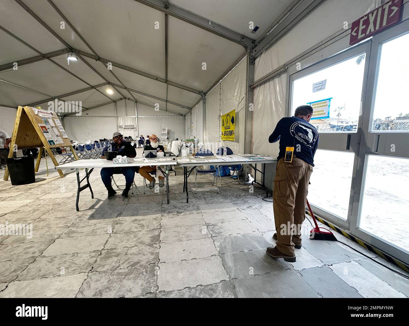 Fort Myers Beach, Florida, USA--11/05/22--alcuni tocchi finali si sono appagati ad un FEMA-state Disaster Recovery Center che apre a Fort Myers Beach. Le operazioni di recupero continuano dopo che l'uragano Ian ha colpito l'area il 28 settembre. Jocelyn Augustino/FEMA Foto Stock