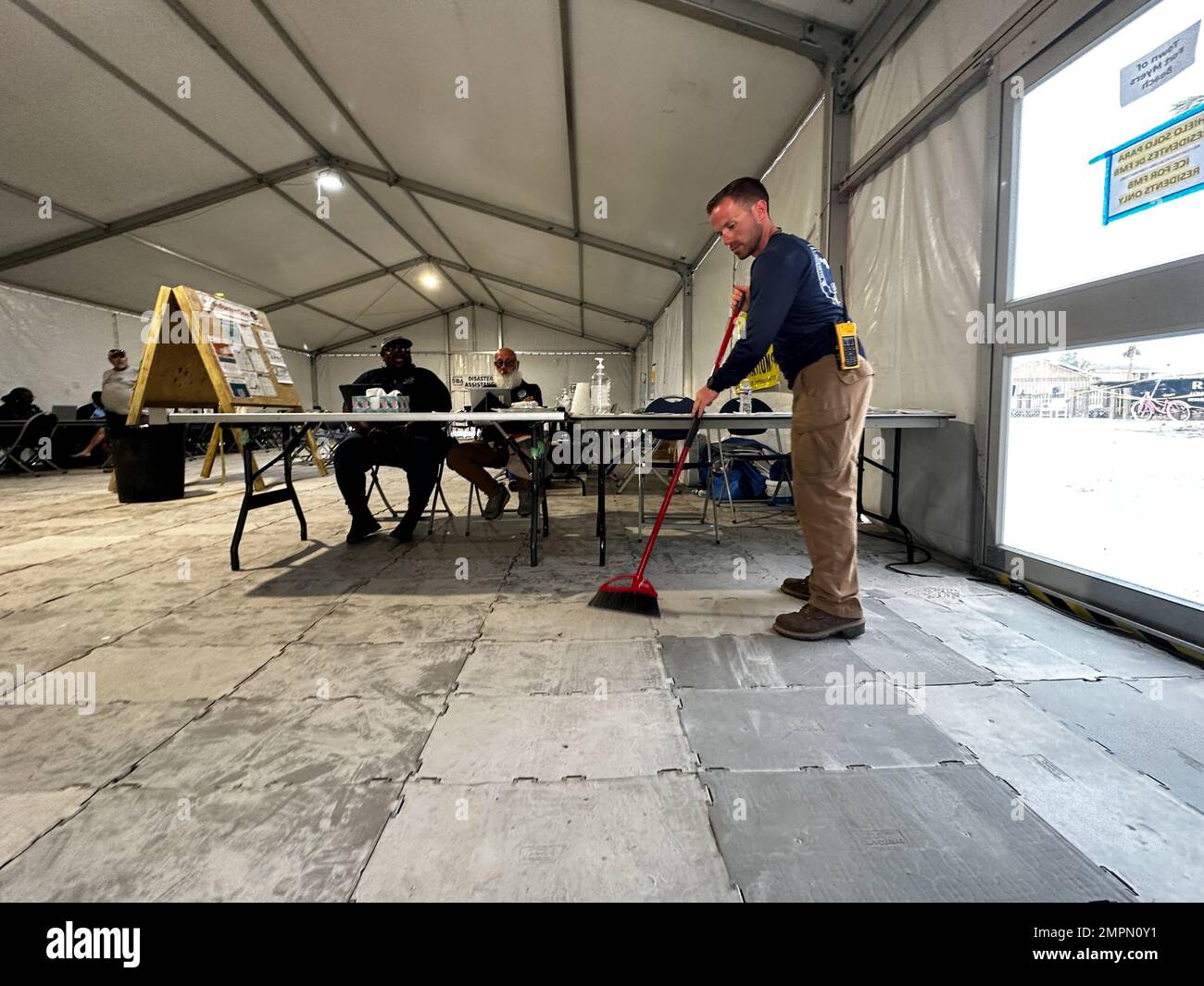 Fort Myers Beach, Florida, USA--11/05/22--alcuni tocchi finali si sono appagati ad un FEMA-state Disaster Recovery Center che apre a Fort Myers Beach. Le operazioni di recupero continuano dopo che l'uragano Ian ha colpito l'area il 28 settembre. Jocelyn Augustino/FEMA Foto Stock