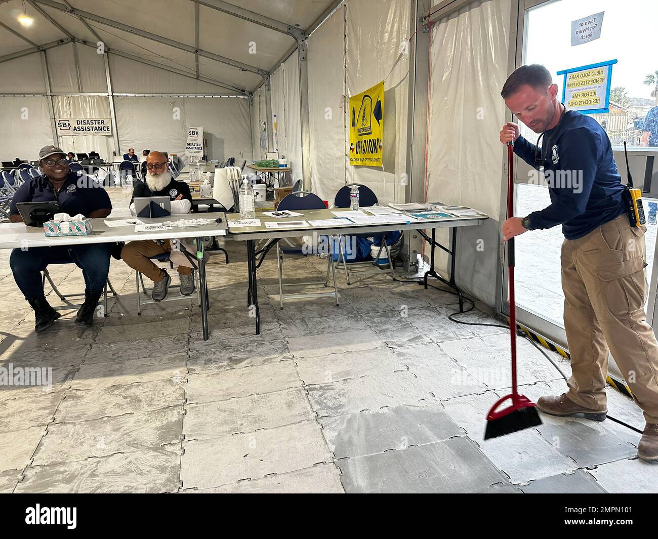 Fort Myers Beach, Florida, USA--11/05/22--alcuni tocchi finali si sono appagati ad un FEMA-state Disaster Recovery Center che apre a Fort Myers Beach. Le operazioni di recupero continuano dopo che l'uragano Ian ha colpito l'area il 28 settembre. Jocelyn Augustino/FEMA Foto Stock