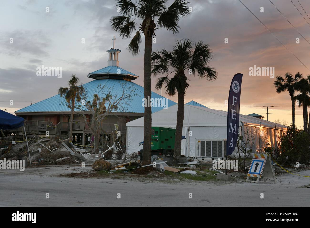 Fort Myers Beach, Florida, Stati Uniti--11/05/22--Un FEMA-state Disaster Recovery Center apre a Fort Myers Beach. Le operazioni di recupero continuano dopo che l'uragano Ian ha colpito l'area il 28 settembre. Jocelyn Augustino/FEMA Foto Stock