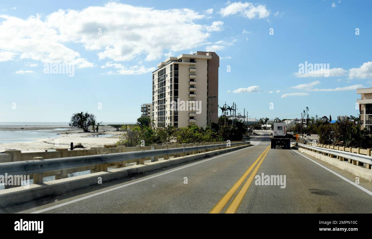 Fort Myers Beach, FL, USA--11/07/22--Un generatore è trasportato a Fort Myers Beach. Le operazioni di recupero continuano dopo che l'uragano Ian ha colpito l'area il 28 settembre. Jocelyn Augustino/FEMA Foto Stock