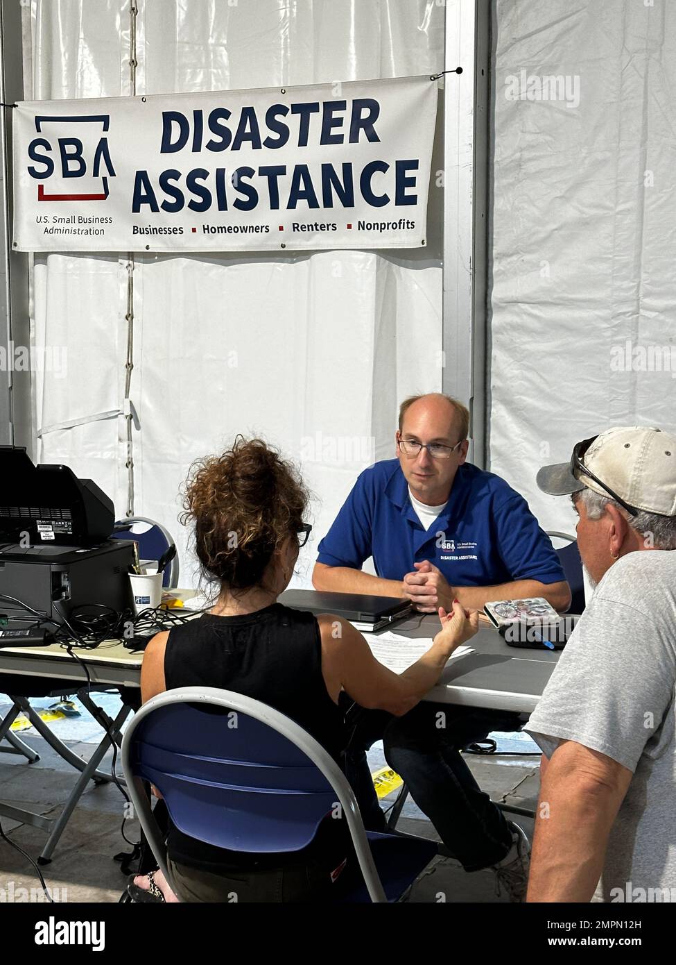 Fort Myers Beach, Florida, Stati Uniti--11/05/22--Un FEMA-state Disaster Recovery Center apre a Fort Myers Beach. Le operazioni di recupero continuano dopo che l'uragano Ian ha colpito l'area il 28 settembre. I rappresentanti della Small Business Administration sono inoltre disponibili in loco per rispondere alle domande relative all'assistenza in caso di emergenza. Jocelyn Augustino/FEMA Foto Stock