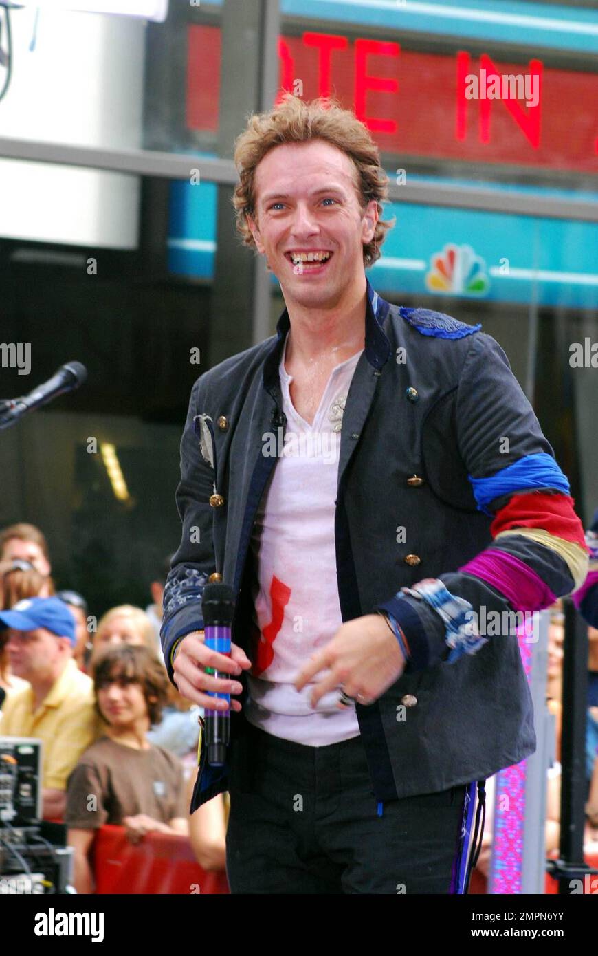 Chris Martin, frontman di Coldplay, ha fatto un coment su Paparazzi, poi ha messo la sua lingua e ha tenuto il suo mike al suo inguine durante la sua performance sul Rockefeller Plaza di NBC, New York Ciy, NY, 27 giugno 2008. Foto Stock