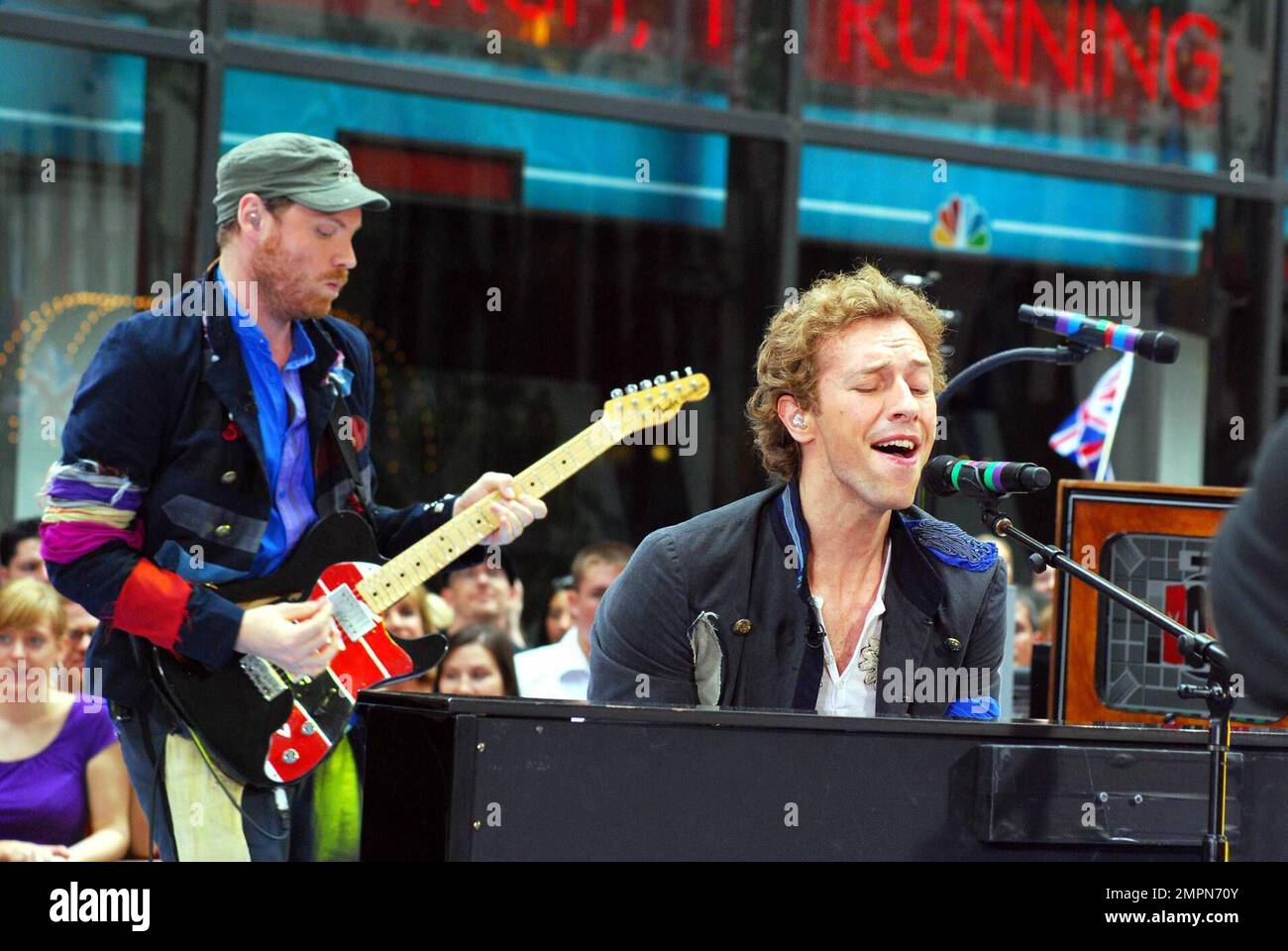 Chris Martin, frontman di Coldplay, ha fatto un coment su Paparazzi, poi ha messo la sua lingua e ha tenuto il suo mike al suo inguine durante la sua performance sul Rockefeller Plaza di NBC, New York Ciy, NY, 27 giugno 2008. Foto Stock