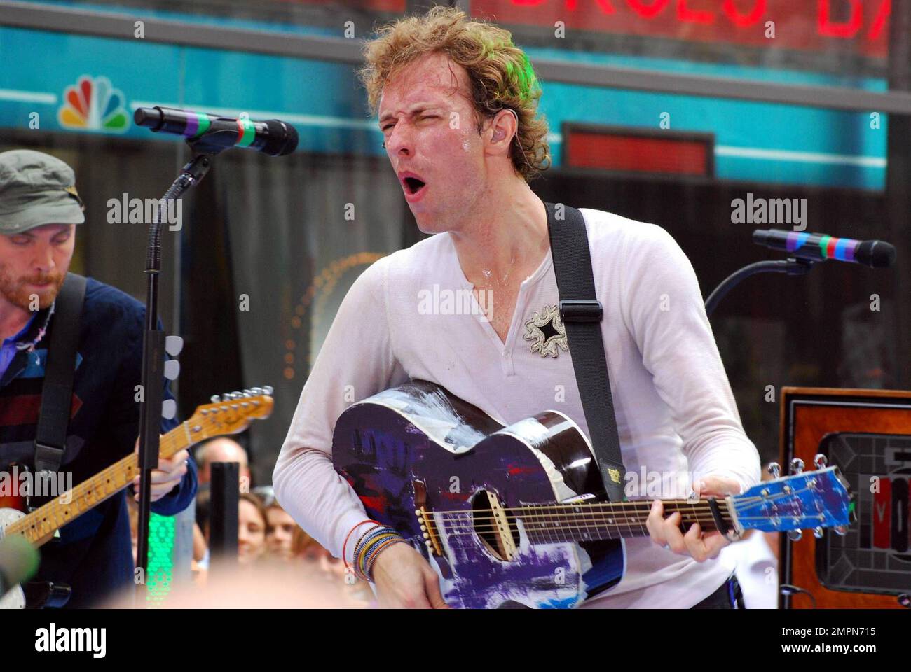 Chris Martin, frontman di Coldplay, ha fatto un coment su Paparazzi, poi ha messo la sua lingua e ha tenuto il suo mike al suo inguine durante la sua performance sul Rockefeller Plaza di NBC, New York Ciy, NY, 27 giugno 2008. Foto Stock