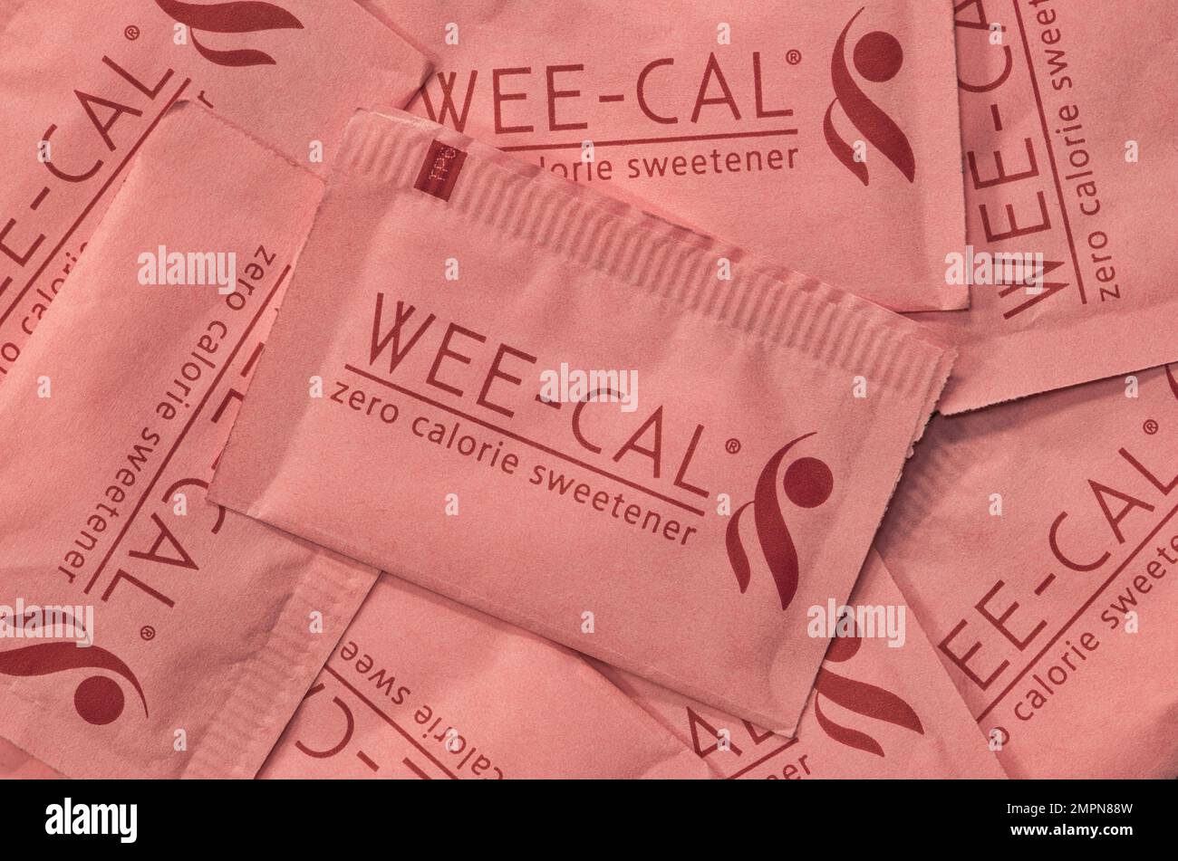 Houston, Texas USA 01-29-2023: PACCHETTI di dolcificanti A calorie zero WEE-CAL sparsi liberamente. Marchio globale di sostituzione dello zucchero. Immagine macro isolata con giacitura piatta. Foto Stock