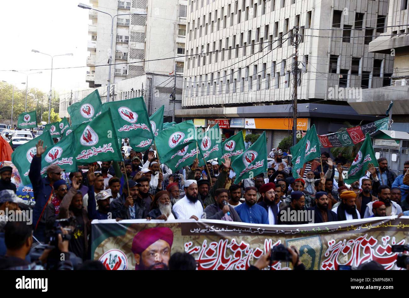 I membri di Sunni Tehreek (PST) stanno organizzando una manifestazione di protesta per aver fortemente condannato l'orrendo atto di dissacrazione del Santo Corano in Svezia, tenutosi presso il club stampa di Karachi martedì 31 gennaio 2023. Foto Stock