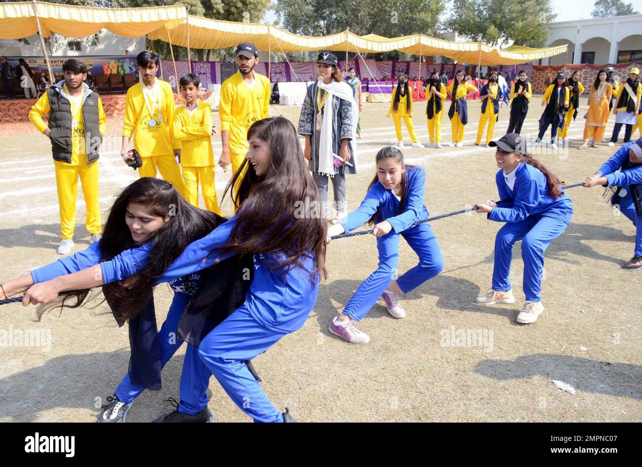 Gli studenti stanno dimostrando i loro sforzi durante il Gala sportiva annuale che si tiene alla Bakhtawar Model High School and College di Naunero martedì 31 gennaio 2023. Foto Stock