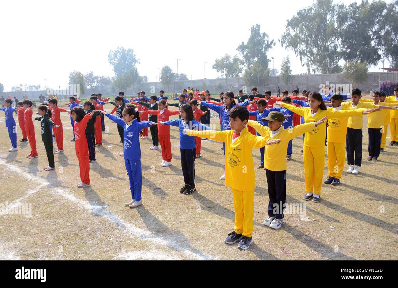 Gli studenti stanno dimostrando i loro sforzi durante il Gala sportiva annuale che si tiene alla Bakhtawar Model High School and College di Naunero martedì 31 gennaio 2023. Foto Stock