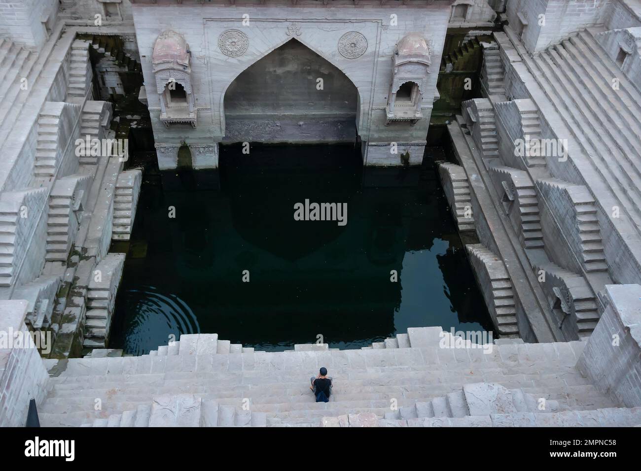 Il pozzo del passo di Toorji, Toorji ki Jhalara, costruito nel 1740.s.s. un pozzo a gradini intagliato a mano costruito per fornire acqua alla popolazione locale, Jodhpur, Rajasthan, India. Foto Stock