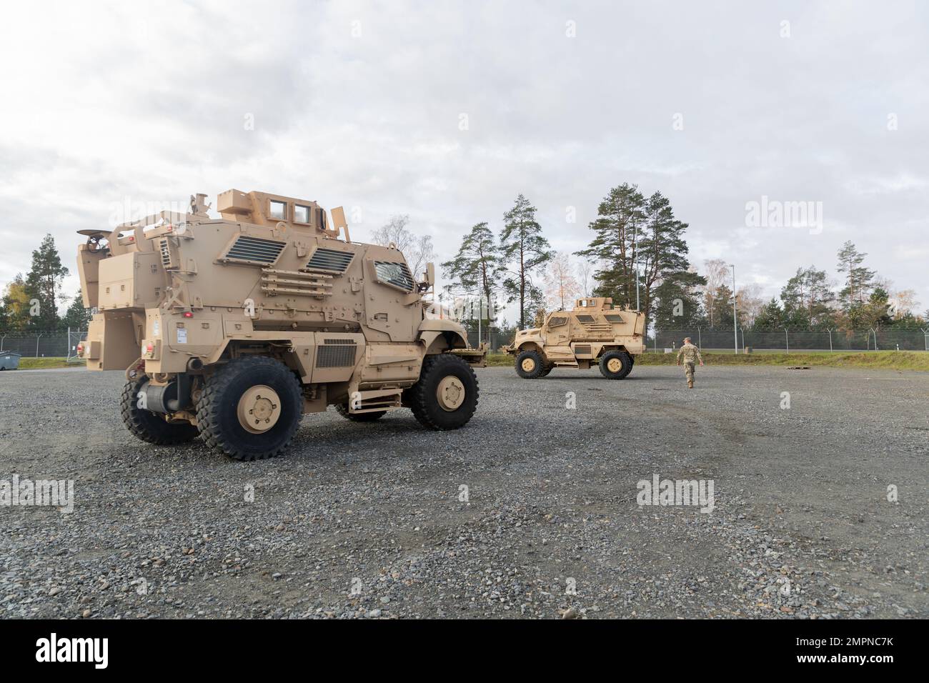 STATI UNITI Soldati dell'esercito assegnati alla Task Force Orion, 27th squadra di combattimento della Brigata di Fanteria, New York Army National Guard, conducono la formazione dei piloti e controlli di manutenzione su M1224 veicoli MaxxPro protetti da imboscata resistente alle mine a Grafenwoehr, Germania, 6 novembre 2022. Task Force Orion è schierata in Germania a sostegno della missione congiunta multinazionale di formazione – Ucraina. Foto Stock