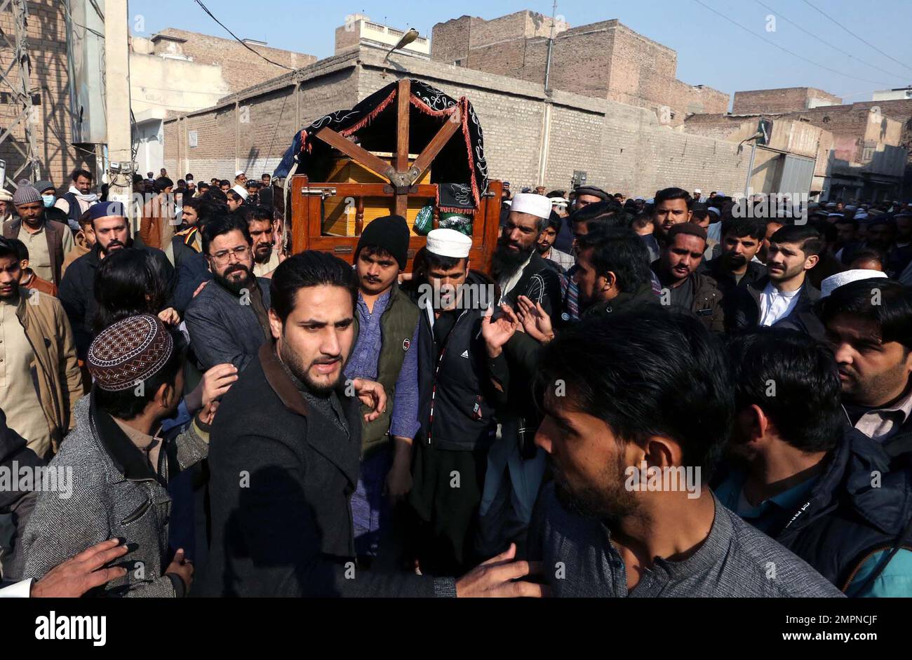 Preghiera funebre di funzionari martirizzati della polizia, morti in esplosione di bombe che si è verificata in una moschea situata nella sede della polizia Line, tenutasi a Peshawar il 31 gennaio 2023. Un potente attentato suicida all'interno di una moschea nella zona di Peshawar Police Lines lunedì ha martirizzato 32 persone, mentre altri 147 sono stati feriti. Secondo i funzionari della sicurezza, l'attaccante suicida era presente in prima fila durante le preghiere, quando esplose se stesso, ferendo decine di fedeli che offrivano preghiere a Zuhr. Foto Stock