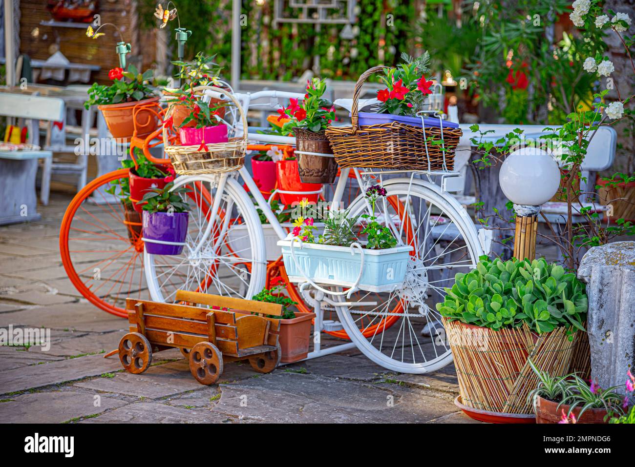 Giardino fiorito in bicicletta Foto stock - Alamy