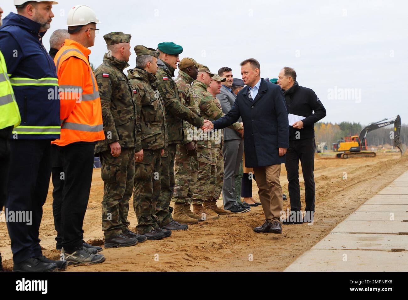 Vice primo Ministro e Ministro della Difesa Mariusz Blaszczak e Stati Uniti Ambasciatore in Polonia, Mark Brzezinski ringrazia il team coinvolto nella costruzione dei sistemi di base aerea distribuibili, delle attrezzature e dell'impianto di stoccaggio di veicoli e carburante alla rinfusa durante l'innovativa cerimonia che si è svolta a Podyz, Polonia, il 7,2022 novembre. Foto Stock