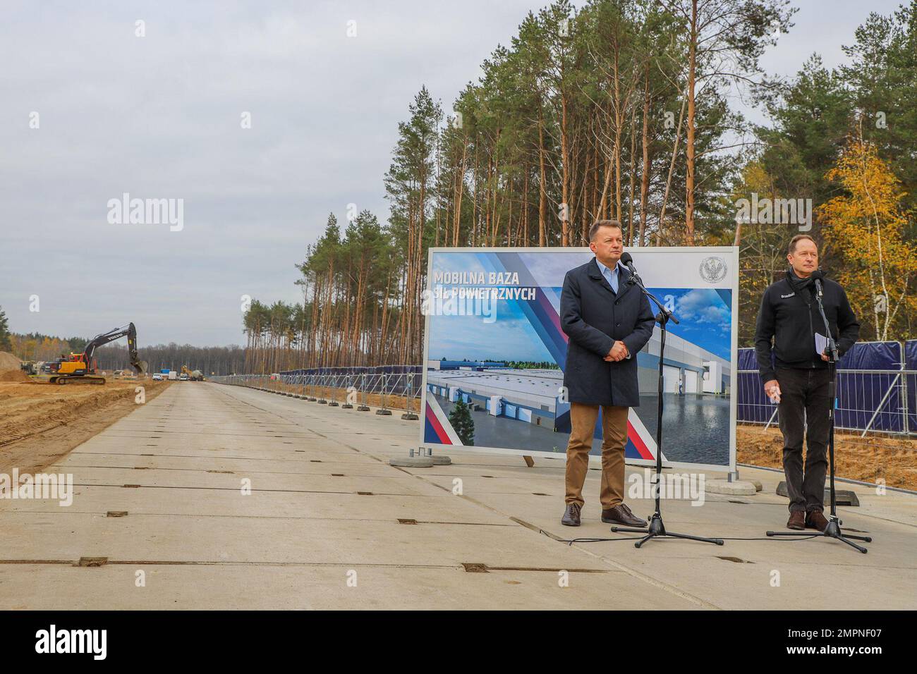 Vice primo Ministro e Ministro della Difesa Mariusz Blaszczak e Stati Uniti Mark Brzezinski, ambasciatore in Polonia, ha parlato durante la cerimonia di inaugurazione di due progetti di infrastrutture polacche a Podwitz, Polonia, il 7 novembre 2022. Una struttura sarà un sistema base aerea estraibile (impianti, apparecchiature e veicolo) e la seconda sarà lo stoccaggio del carburante. Foto Stock