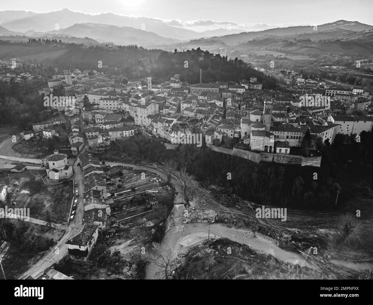 Italia, 2023 gennaio: Veduta aerea del borgo medievale di Pergola dopo l'alluvione del 2022 settembre. Il paese si trova nella regione Marche in Foto Stock