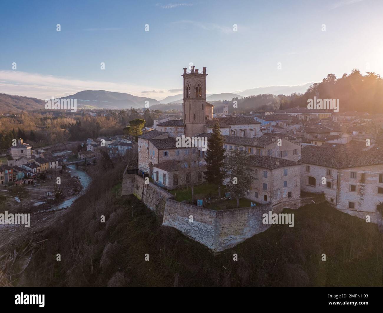 Italia, 2023 gennaio: Veduta aerea del borgo medievale di Pergola dopo l'alluvione del 2022 settembre. Il paese si trova nella regione Marche in Foto Stock