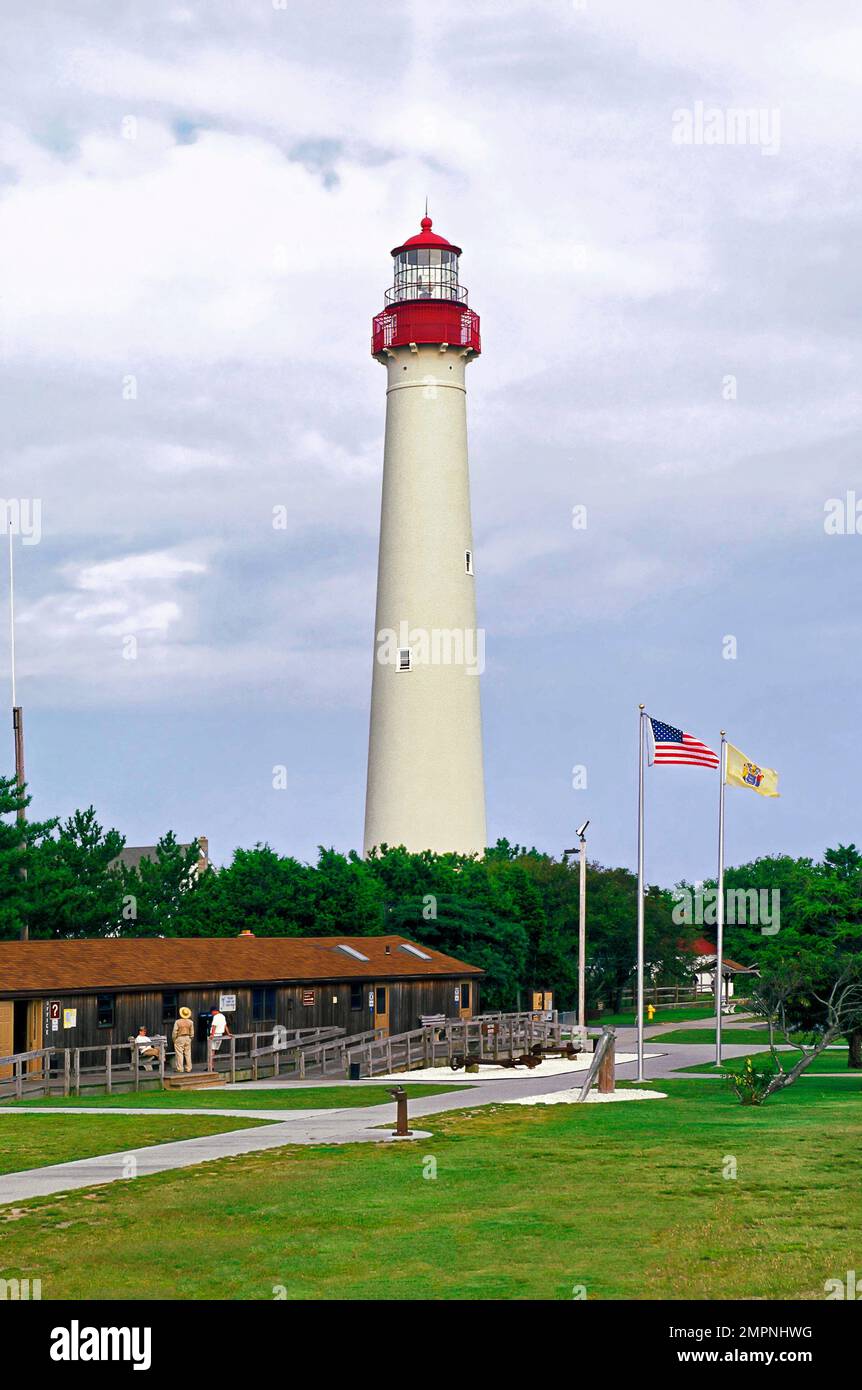 Faro e museo di Cape May; 1859; bandiera degli Stati Uniti; persone; bianco, Tetto rosso, struttura storica, edificio rustico a 1 piani, New Jersey; Cape May Point; NJ; S Foto Stock