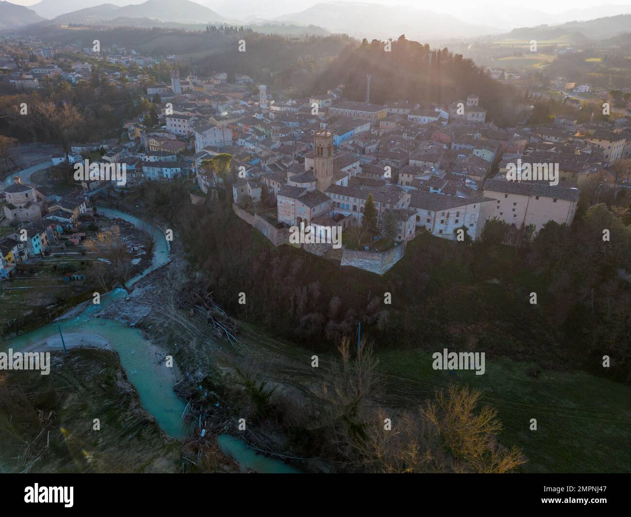 Italia, 2023 gennaio: Veduta aerea del borgo medievale di Pergola dopo l'alluvione del 2022 settembre. Il paese si trova nella regione Marche in Foto Stock