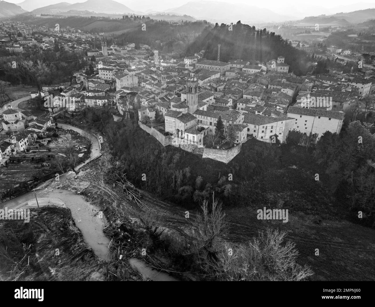 Italia, 2023 gennaio: Veduta aerea del borgo medievale di Pergola dopo  l'alluvione del 2022 settembre. Il paese si trova nella regione Marche in  Foto stock - Alamy
