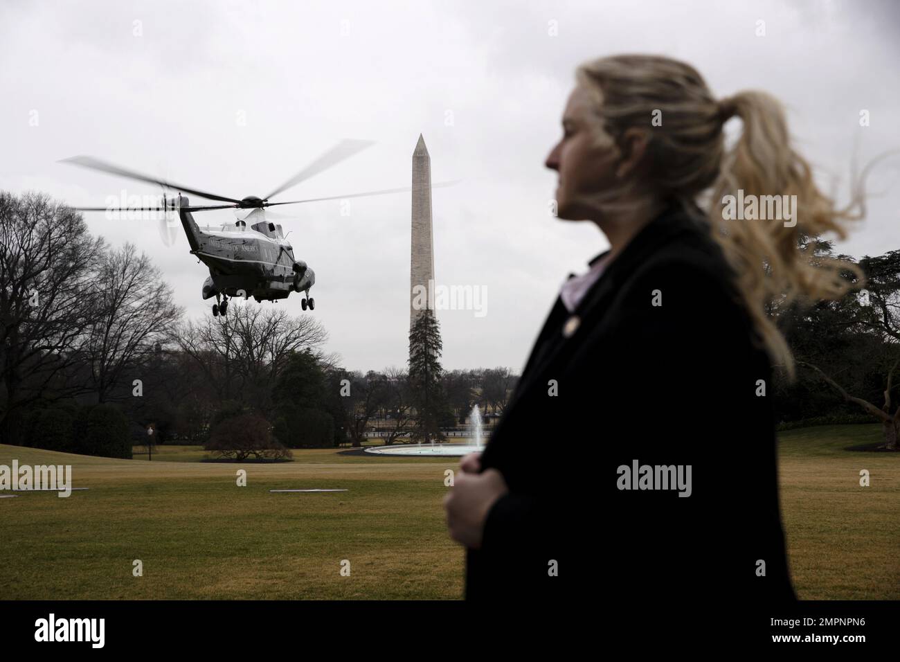 Washington, Stati Uniti. 31st Jan, 2023. Marine One decollo dal prato sud della Casa Bianca con il Washington Monument visto dietro, come un membro del Servizio Segreto degli Stati Uniti sta vicino, a Washington, DC, il martedì 31 gennaio, 2023. Biden si reca a New York per formulare osservazioni sulla legge bipartisan sulle infrastrutture. Foto di Michael Reynolds/UPI Credit: UPI/Alamy Live News Foto Stock