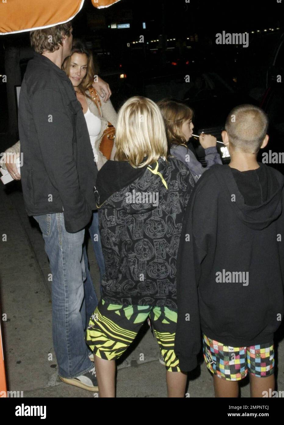 ESCLUSIVO!! Cindy Crawford lascia il ristorante Pizzeria Mozza con il marito Rande Gerber e il figlio Presley Walker Gerber e gli amici dopo una cena in famiglia a Los Angeles, CA. 11/18/09. Foto Stock