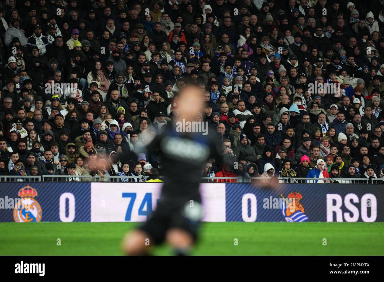 Score e tifosi sugli stand durante la partita la Liga tra il Real Madrid e la Real Sociedad giocato allo stadio Santiago Bernabeu il 29 gennaio 2023 a Madrid, Spagna. (Foto di Colas Buera / PRESSIN) Foto Stock