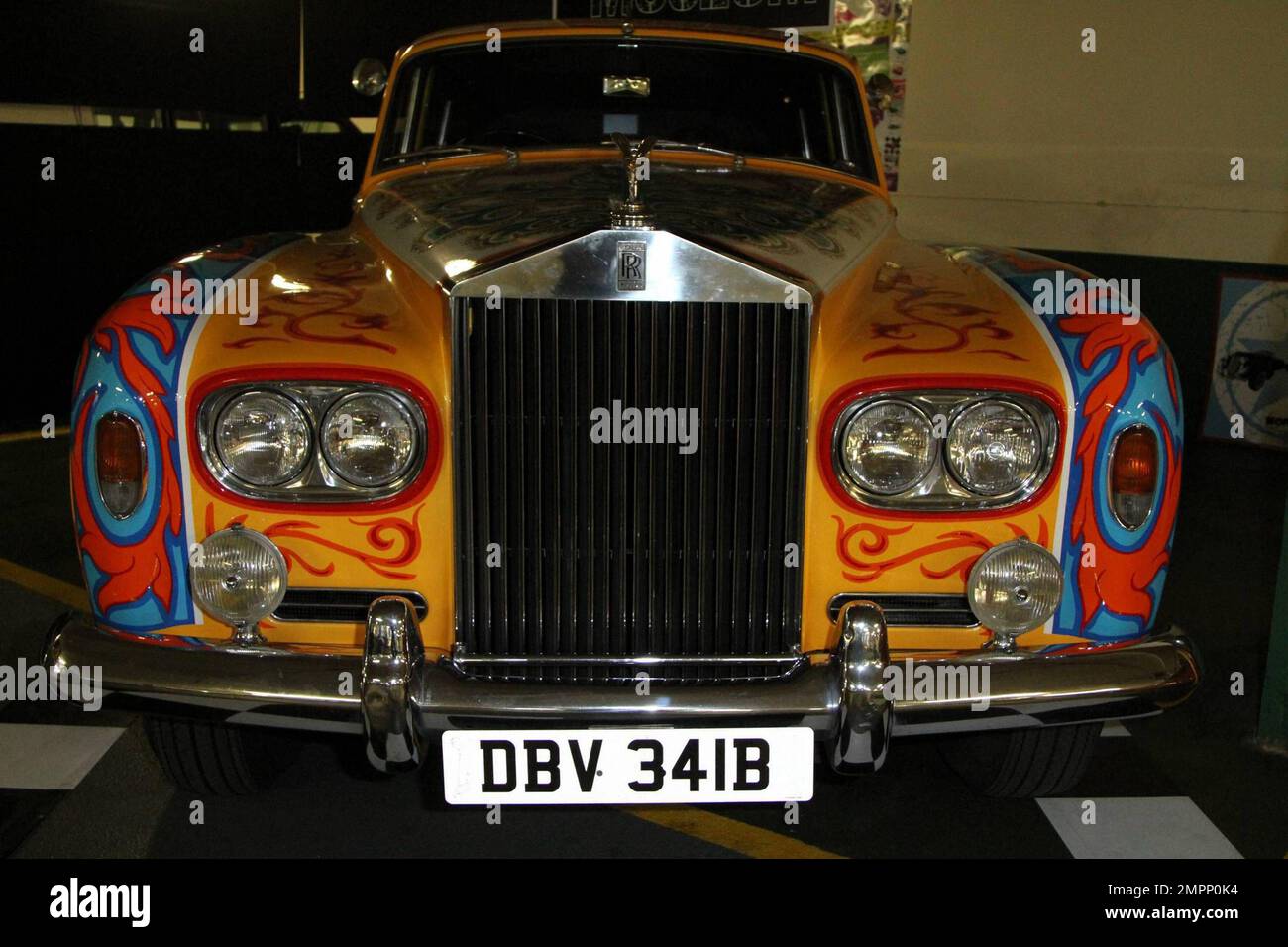 ESCLUSIVO!! Il calciatore francese Djibril Cisse e la moglie Jude arrivano in una posizione pop-up del London Motor Museum in una Cadillac Escalade cromata che li ha portati direttamente da Heathrow. I due hanno fatto un tour del luogo in cui Re della Personalizzazione, Elo, sta mostrando un campione della sua collezione di auto da $3,8 milioni di dollari, e si sono seduti in diversi veicoli, ma solo uno si è distinto per Cisse: Un blu 600hp Dodge Viper. Cisse, che ha già abbastanza una collezione di auto che comprende Rolls Royces, Bentleys, Escalades e Lamborghinis, tra gli altri, ha detto che vuole acquistare il classico americano sportscar da aggiungere alla sua c Foto Stock