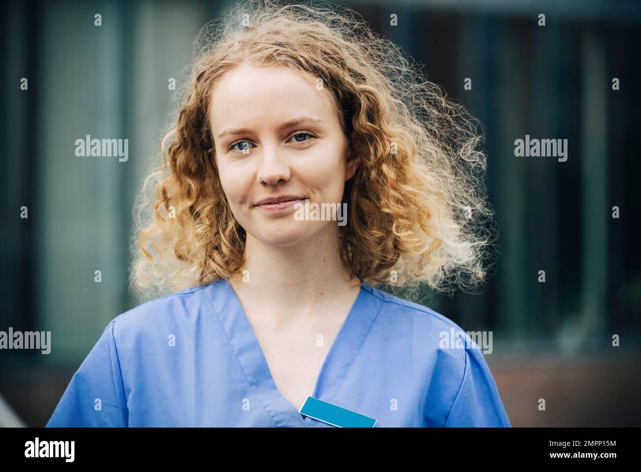 Ritratto di un'infermiera sorridente con capelli biondi Foto Stock