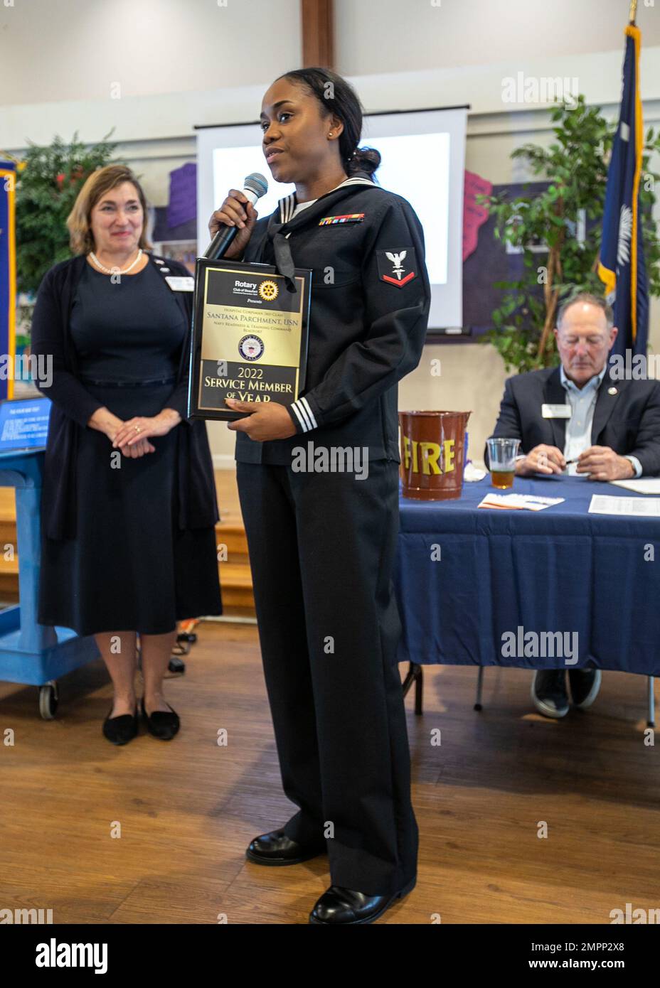 STATI UNITI Navy Sailor hm3 Santan Parchment, corpsman, Beaufort Naval Hospital, dà le sue osservazioni durante una cerimonia di premiazione al Rotary Club di Beaufort, South Carolina, 9 novembre 2022. Pergamena ha ricevuto il premio "persona militare dell'anno" per essere un membro di servizio eccezionale e per il volontariato nella comunità locale. Foto Stock