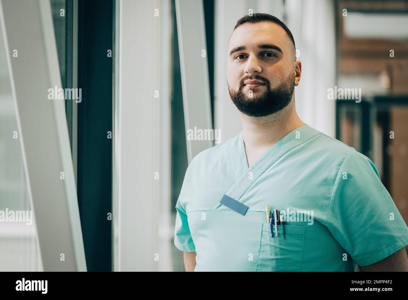 Ritratto di sicuro operatore sanitario maschile in ospedale Foto Stock