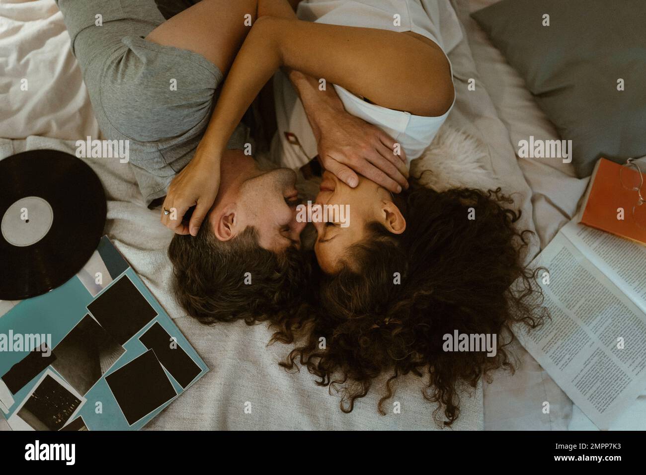 Direttamente sopra la vista di coppia romantic che sfrega nasi mentre sdraiato sul letto nel paese Foto Stock