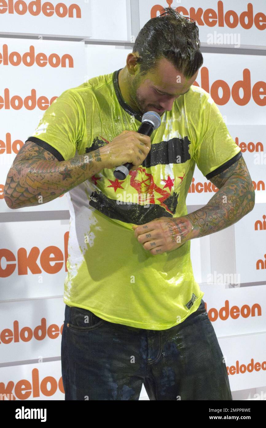 WWE STAR, CM Punk si trova nella Sala dei Premi dopo essere stato 'dimesso' al Nickelodeon Kid's Choice Awards 2011 che si tiene al Sydney Entertainment Centre. Sydney, Australia. 7th ottobre 2011. Foto Stock