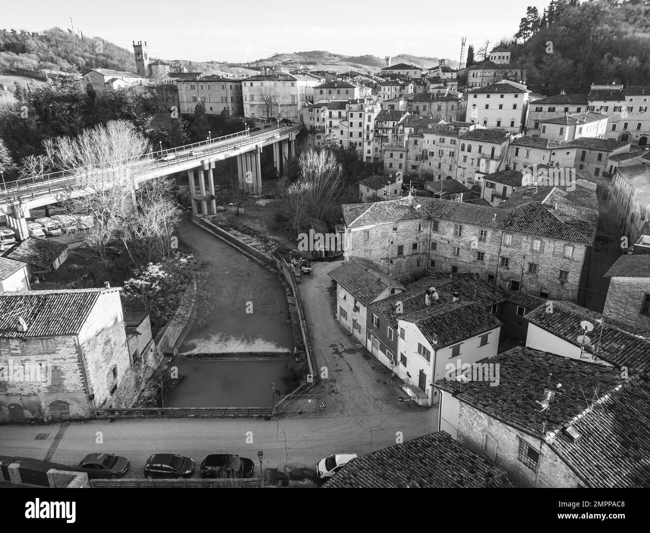 Italia, 2023 gennaio: Veduta aerea del borgo medievale di Pergola dopo l'alluvione del 2022 settembre. Il paese si trova nella regione Marche in Foto Stock