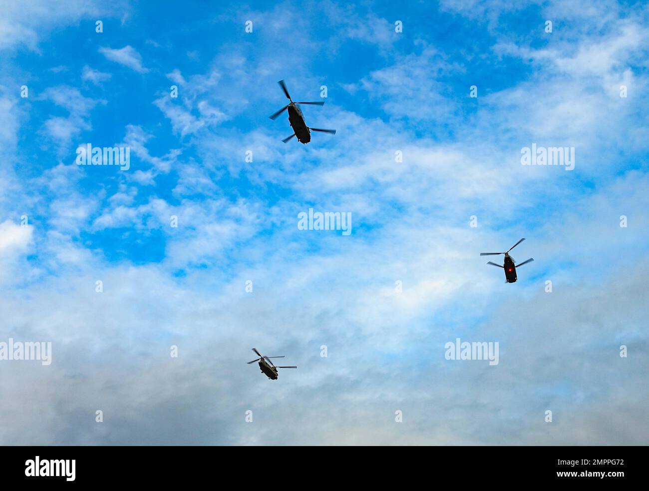 Tre Stati Uniti Gli elicotteri Chinook dell'esercito CH-47F assegnati al comando della truppa dell'aviazione 59th, South Carolina National, eseguono un volo sopra il Clemson University Memorial Stadium, durante il Clemson Military Appreciation Day Game del Veterans Day, 11 novembre 2022, Clemson, South Carolina. (STATI UNITI Foto della Guardia Nazionale militare di Sgt. Tim Andrews) Foto Stock