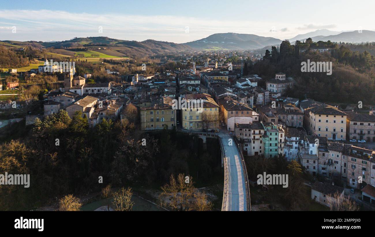 Italia, 2023 gennaio: Veduta aerea del borgo medievale di Pergola dopo l'alluvione del 2022 settembre. Il paese si trova nella regione Marche in Foto Stock