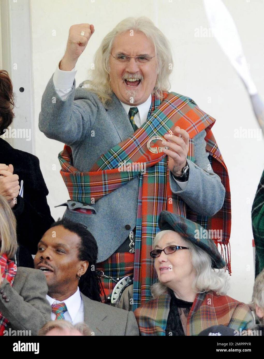 Billy Connolly che festeggia gli atleti e i Marchers Lonarch al 170th° raduno annuale di Lonach a Strathdon lungo il fianco di sua moglie Pamela Stephenson, rigorosamente come Dancing Judge Craig Revel Horwood, autore e comienne Cathy lette e commedia scozzese Tony Roper. Strathdon, Aberdeenshire, Regno Unito. 27th agosto 2011. Foto Stock