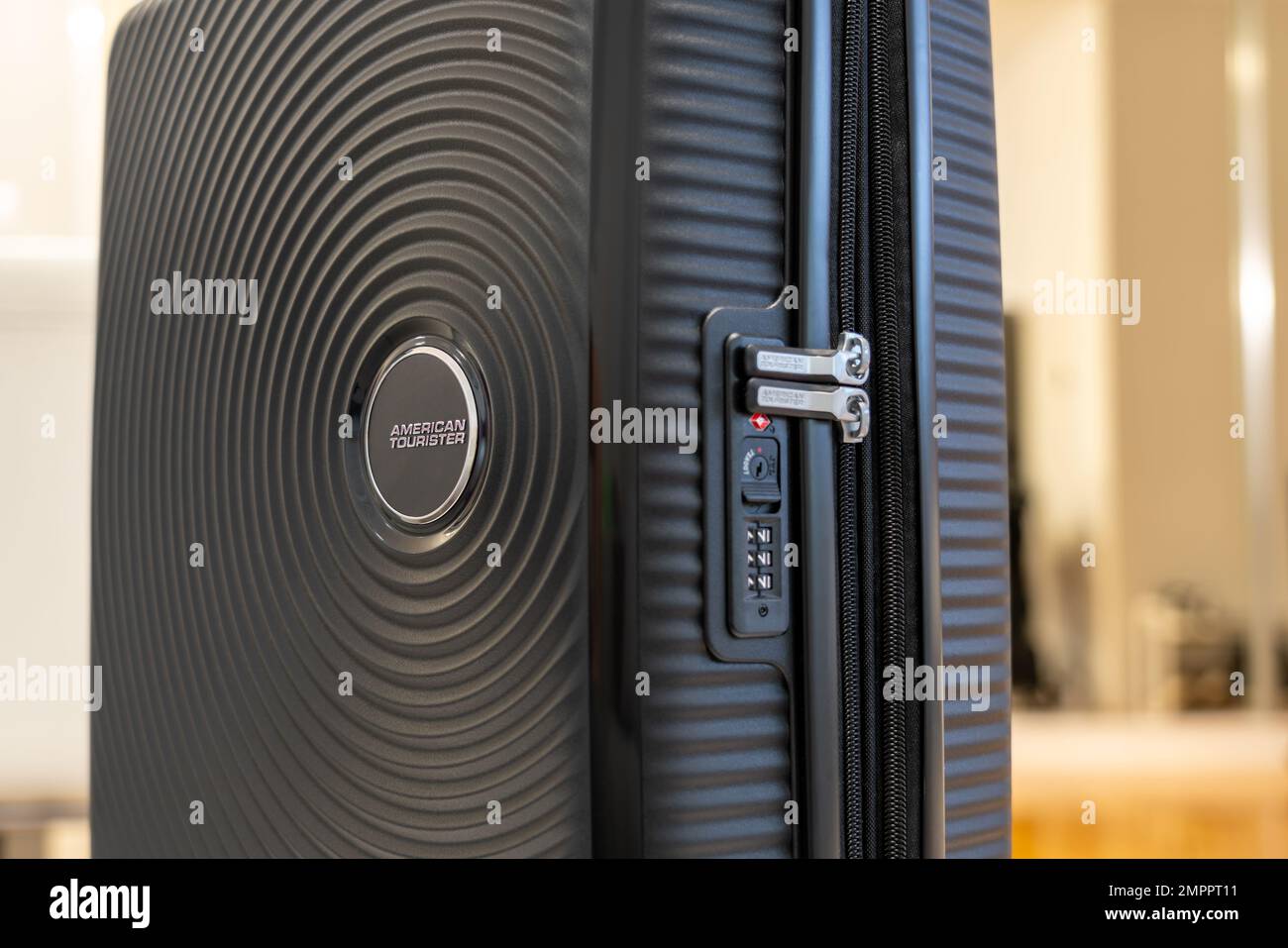Novi Sad, Serbia - 29 Gennaio 2023: Valigia tourister americana con focus sul logo e sul lucchetto Foto Stock