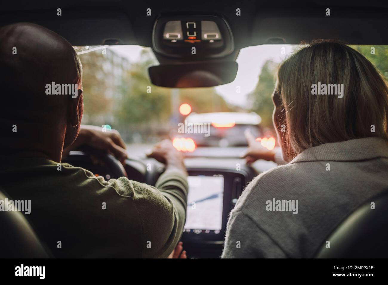 Vista posteriore di una coppia che attraversa l'auto Foto Stock