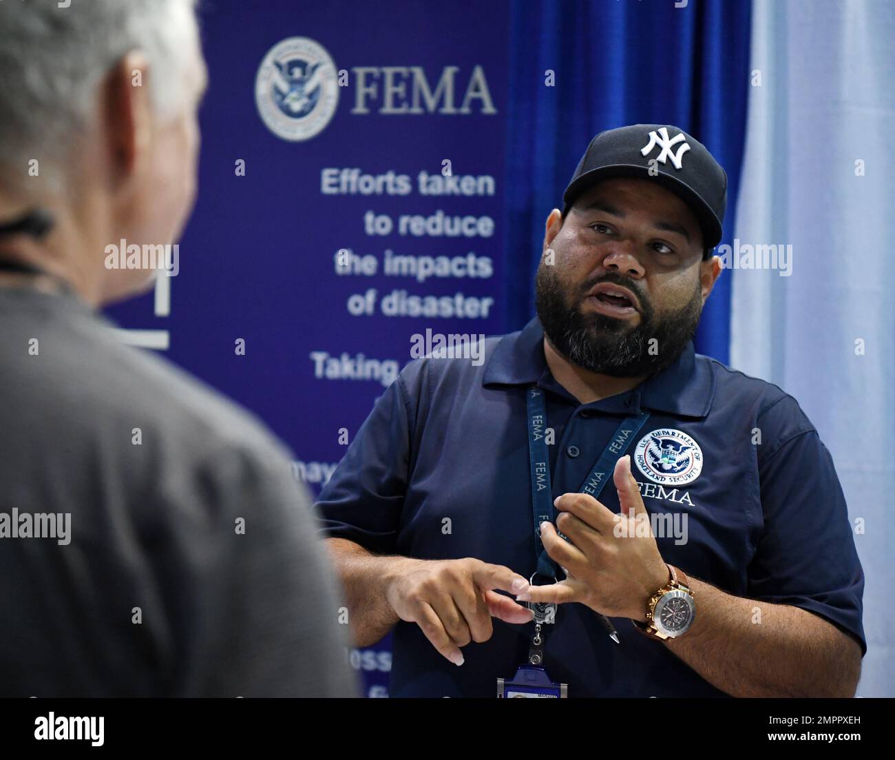 Fort Myers, FL, USA--14 novembre 2022--gli specialisti di mitigazione di FEMA parlano ai residenti locali alla casa e al programma di rimodellamento di Fort Myers. Gli esperti di mitigazione offrono suggerimenti su come migliorare e pulire la struttura. Jocelyn Augustino/FEMA Foto Stock