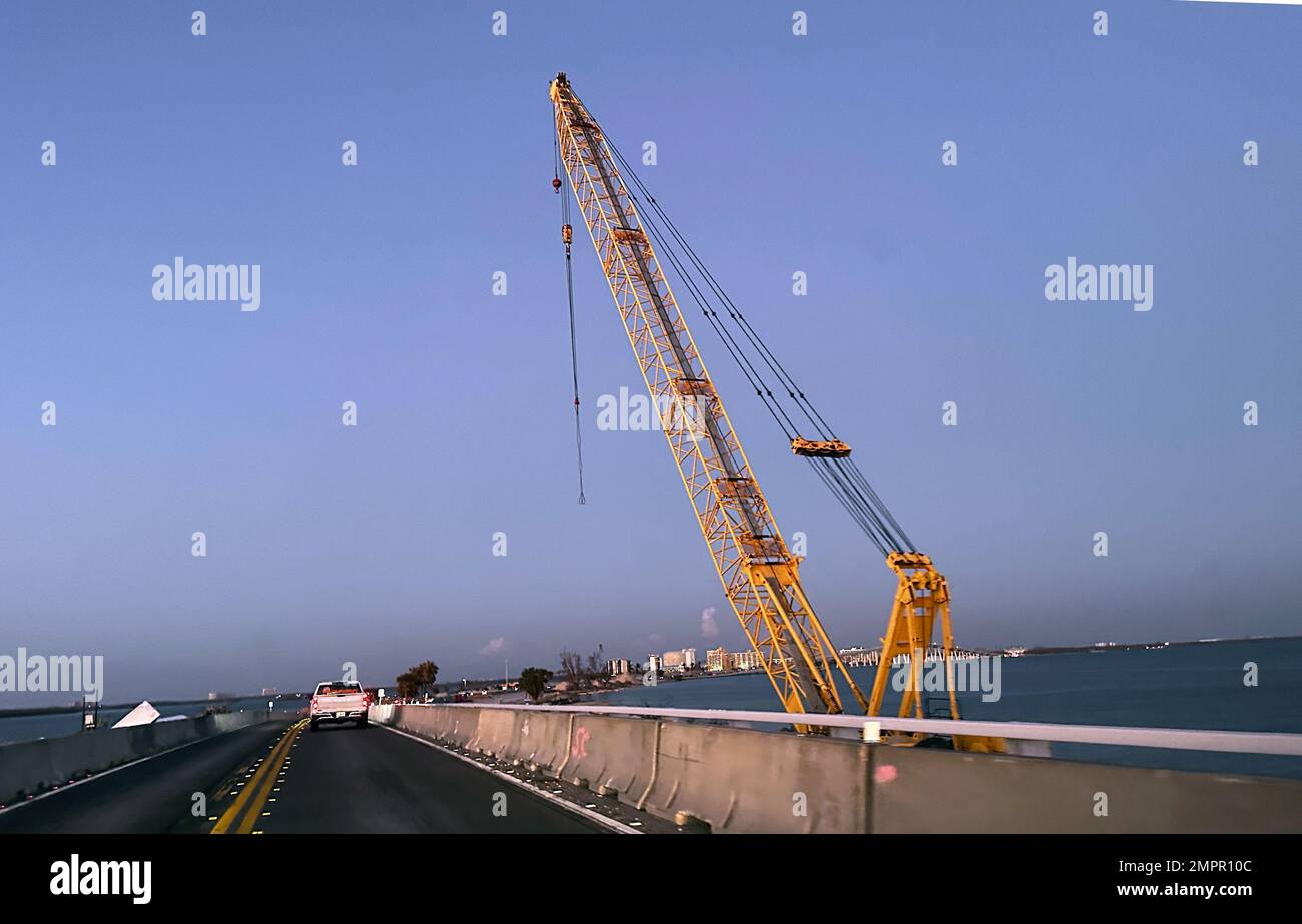 Sanibel, FL, USA--14 novembre 2022--i lavori continuano a far suonare il ponte di Sanibel Island Causeway. Jocelyn Augustino/FEMA Foto Stock