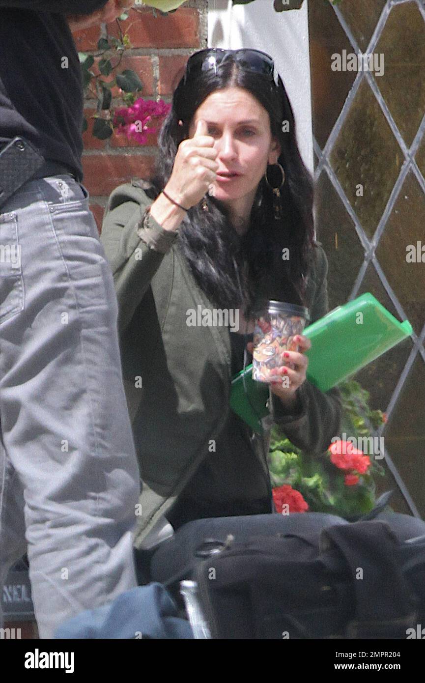 does courtney cox smoke cigarettes Courteney Cox sembra non indossare il trucco mentre lavora sulle sue note  sul set del suo debutto diretto per Lifetime, 'Tall Hot Blonde'. Los  Angeles, California. 28th marzo 2012 Foto stock