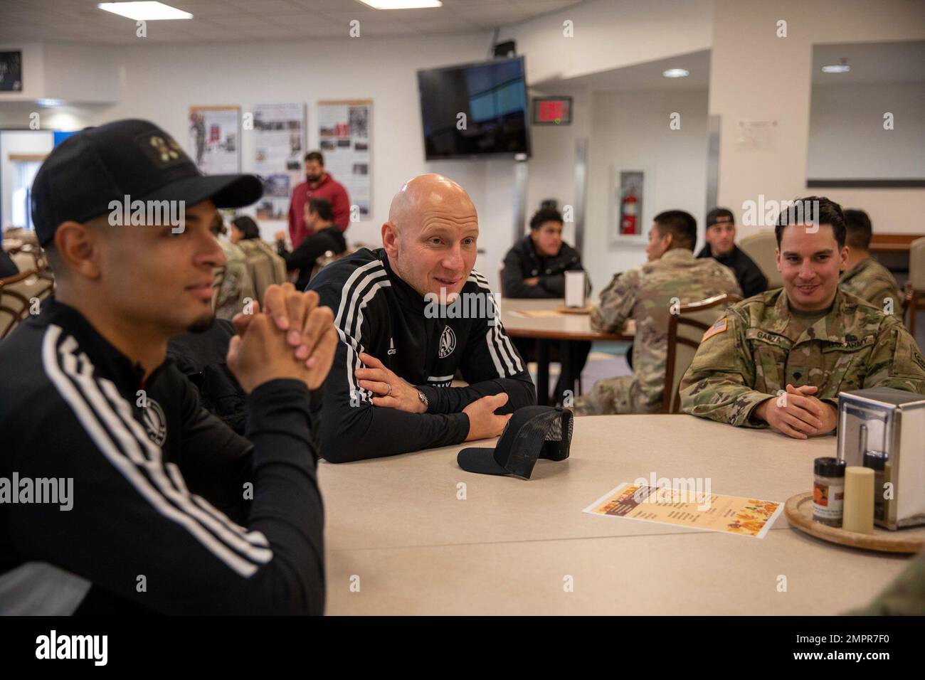 STATI UNITI Durante la loro visita a Fort Bragg, North Carolina, 15 novembre 2022, i Paracadutisti dell'esercito assegnati ai 82nd giocatori ospitati dalla Atlanta United FC. I calciatori hanno parlato con Paratroopers e hanno visitato diverse aziende della 82nd Airborne Division. Foto Stock