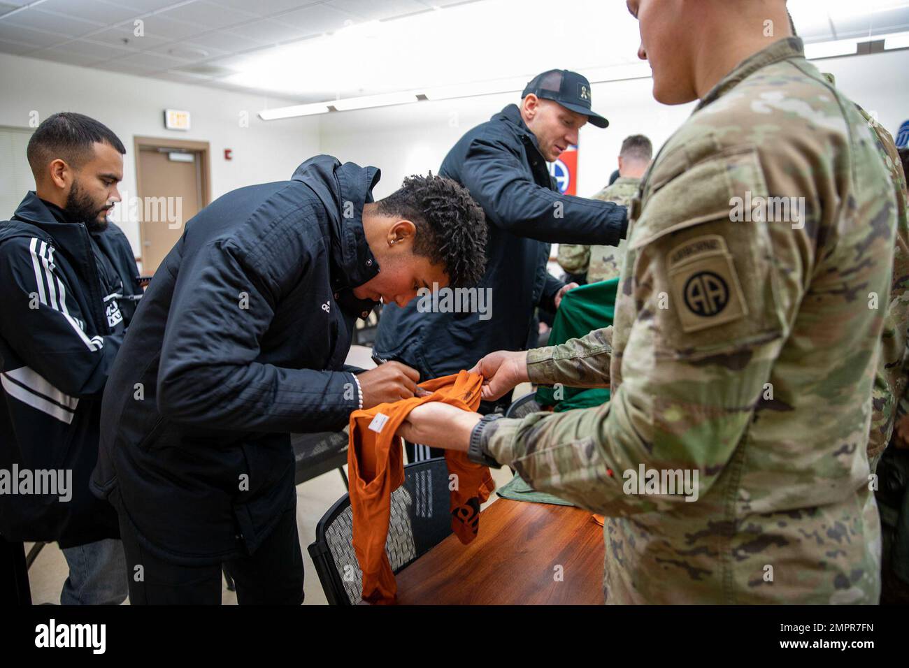 STATI UNITI Durante la loro visita a Fort Bragg, North Carolina, 15 novembre 2022, i Paracadutisti dell'esercito assegnati ai 82nd giocatori ospitati dalla Atlanta United FC. I calciatori hanno parlato con Paratroopers e hanno visitato diverse aziende della 82nd Airborne Division. Foto Stock